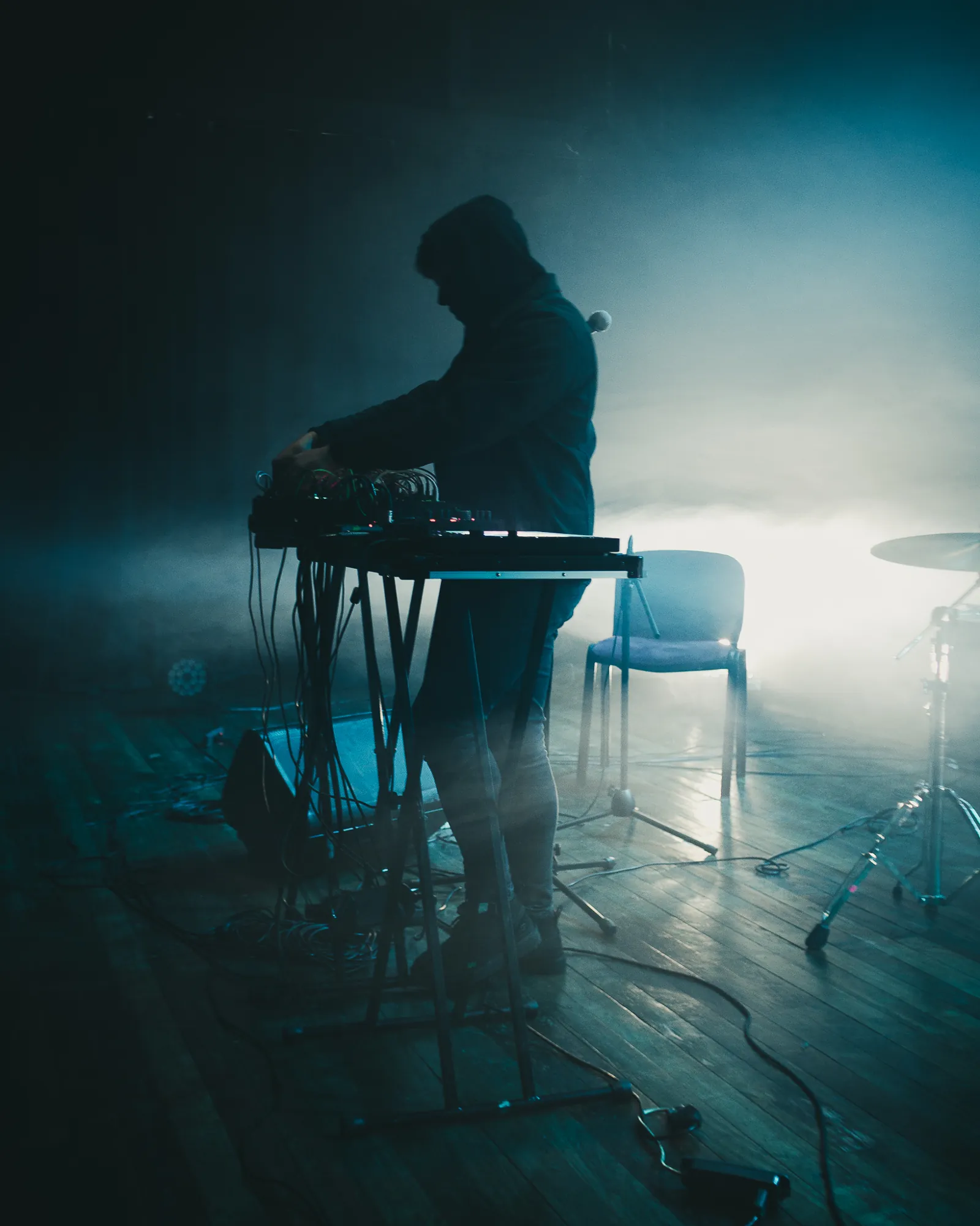 Nil Elses performing in blue light and stage haze