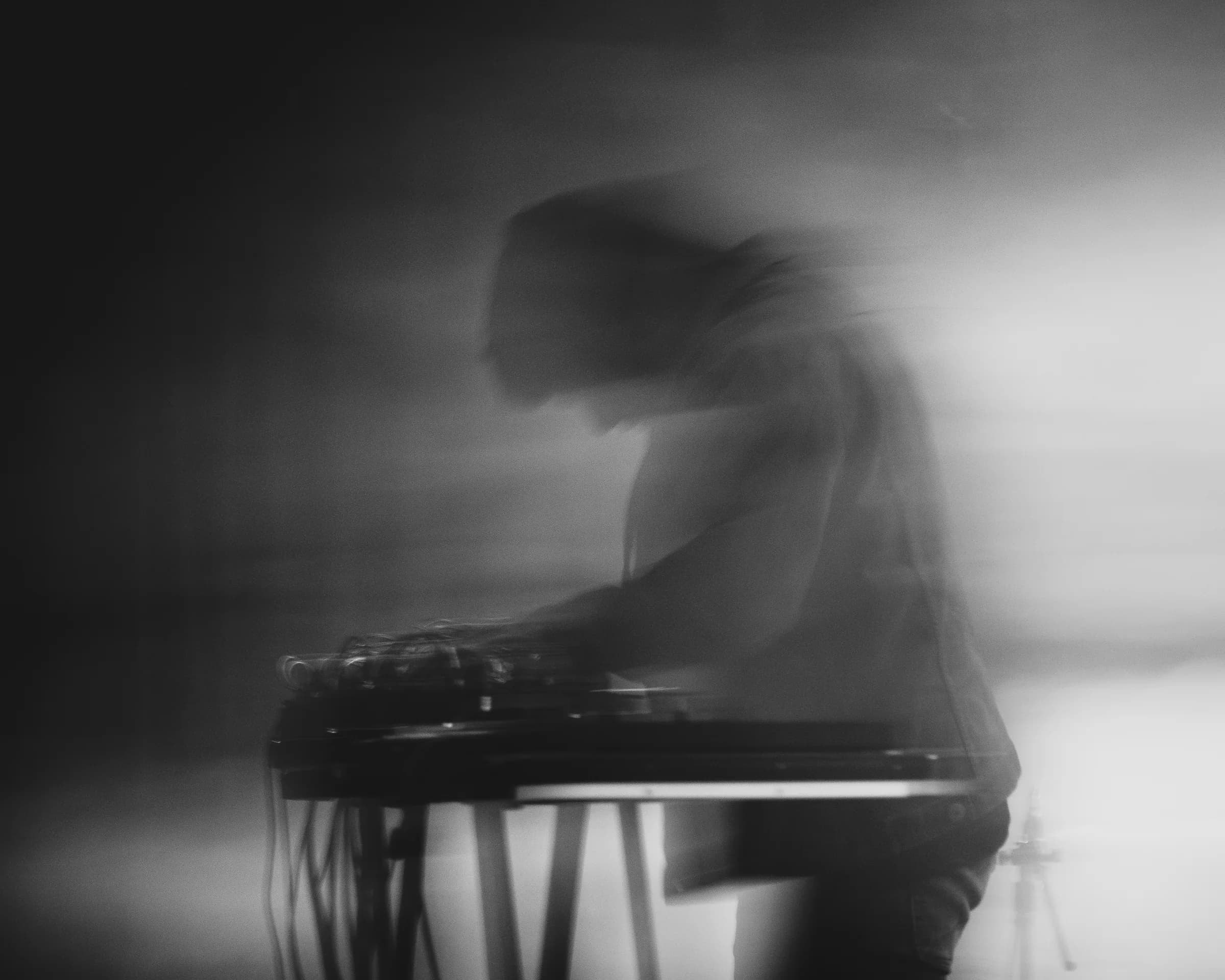 Nil Elses performing live