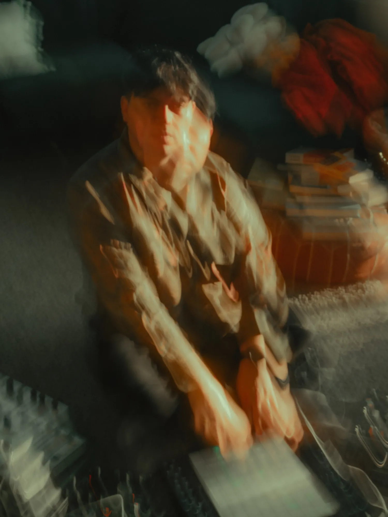 Warm light and motion blur across a portrait of Nil Elses